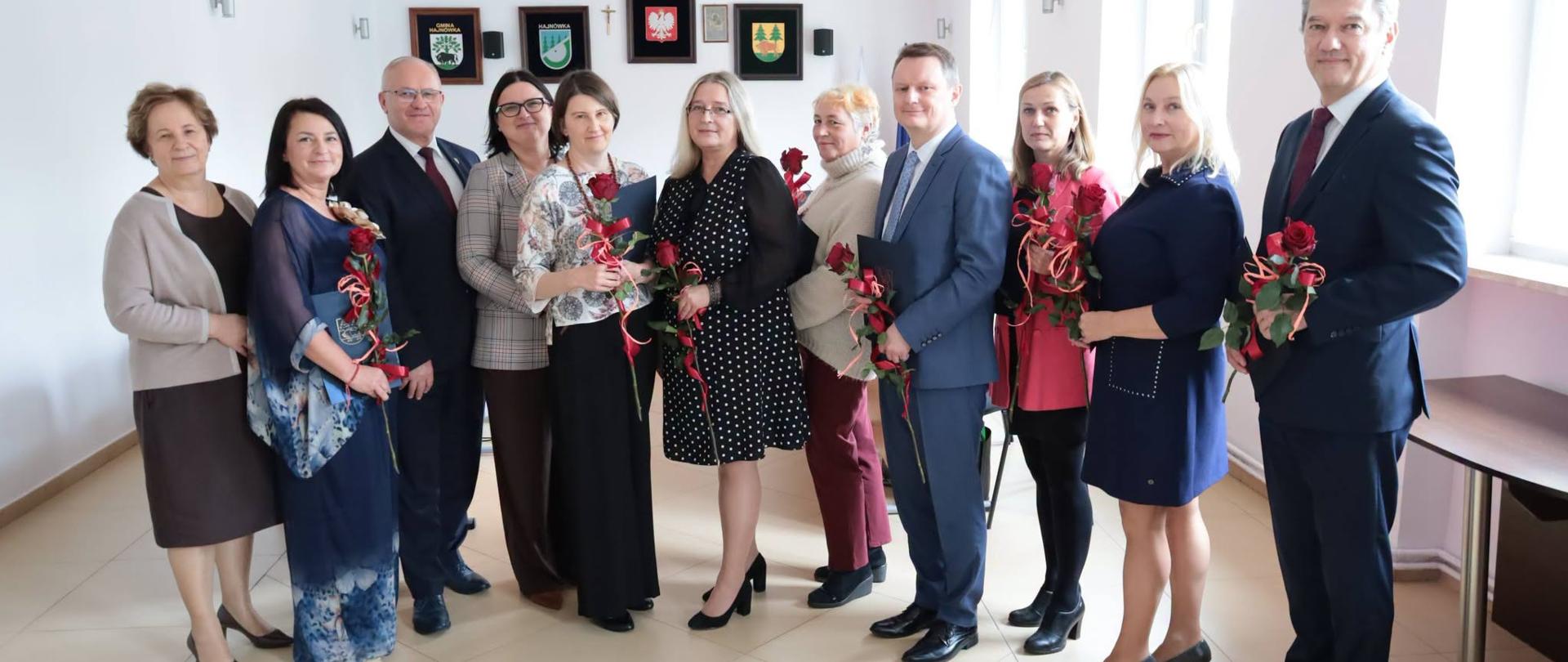 Nagrodzeni nauczyciele i dyrektorzy placówek oświatowych pozują do zdjęcia wraz ze Starostą Hajnowskim Andrzejem Skiepko i Wicestarostą Justyną Jarmocik