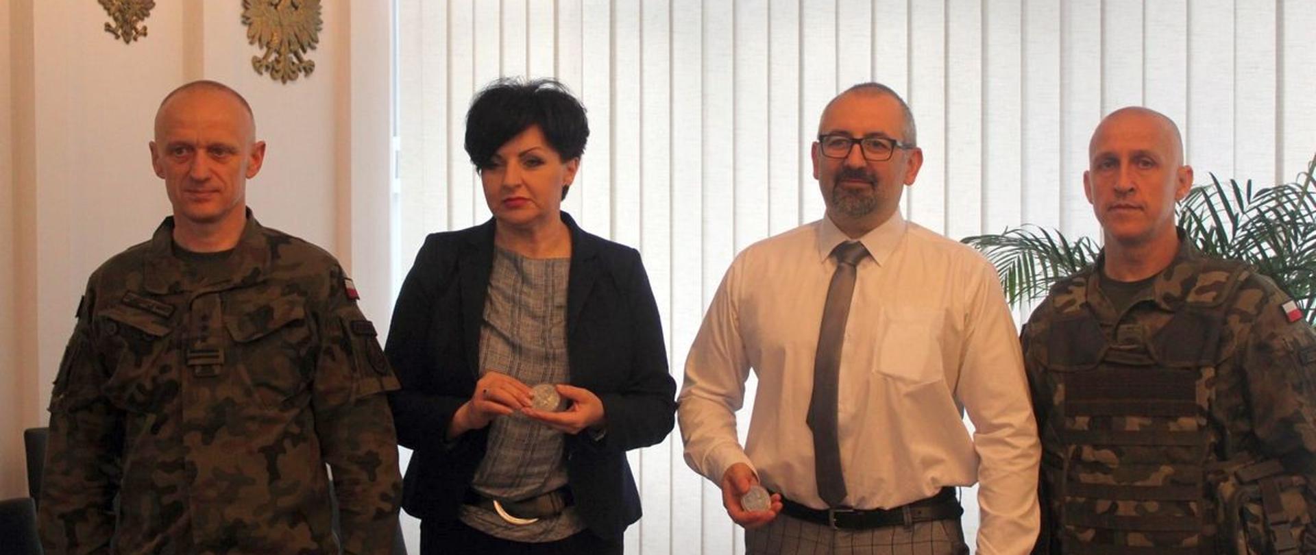 Zdjęcia wykonane podczas spotkania prasowego po ćwiczeniach z zarządzania kryzysowego w Ciechanowie. Od prawej: Dowódca 5. Mazowieckiej Brygady Obrony Terytorialnej płk. Mieczysław Gurgielewicz, Starosta Ciechanowski Joanna Potocka-Rak, Starosta Przasnyski Krzysztof Bieńkowski, żołnierz 5. Mazowieckiej Brygady Obrony Terytorialnej.