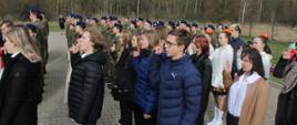 Moment składania przysięgi przez uczniów klas pierwszych