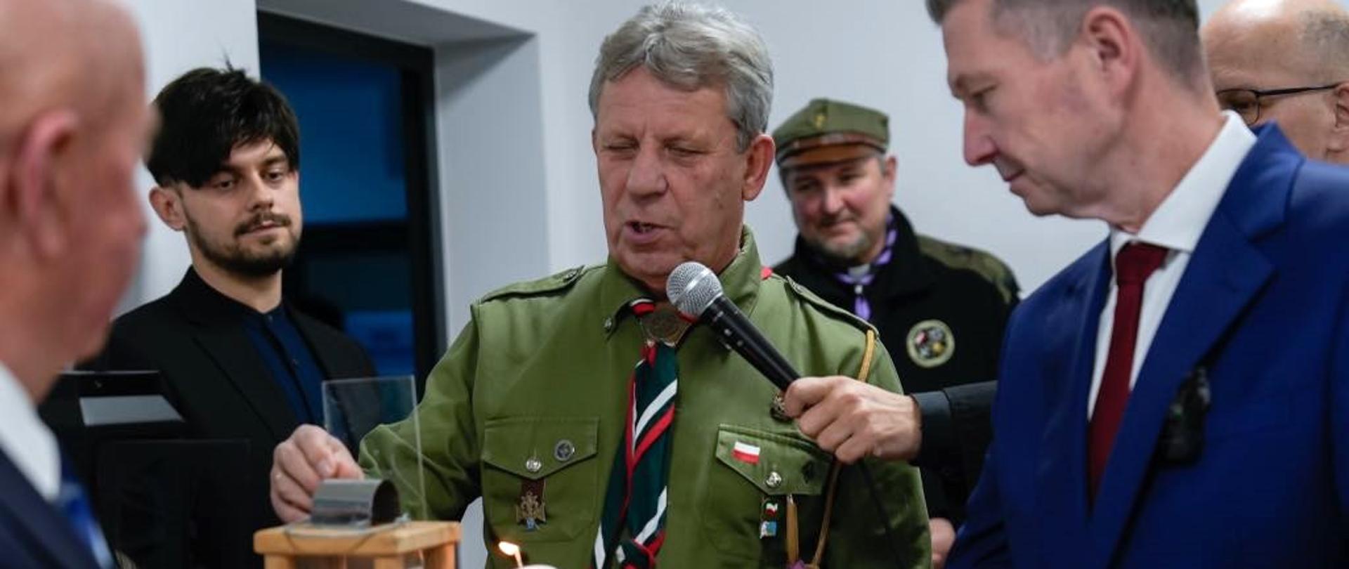 Harcmistrz Andrzej Bajkowski i starosta ze światełkiem pokoju
