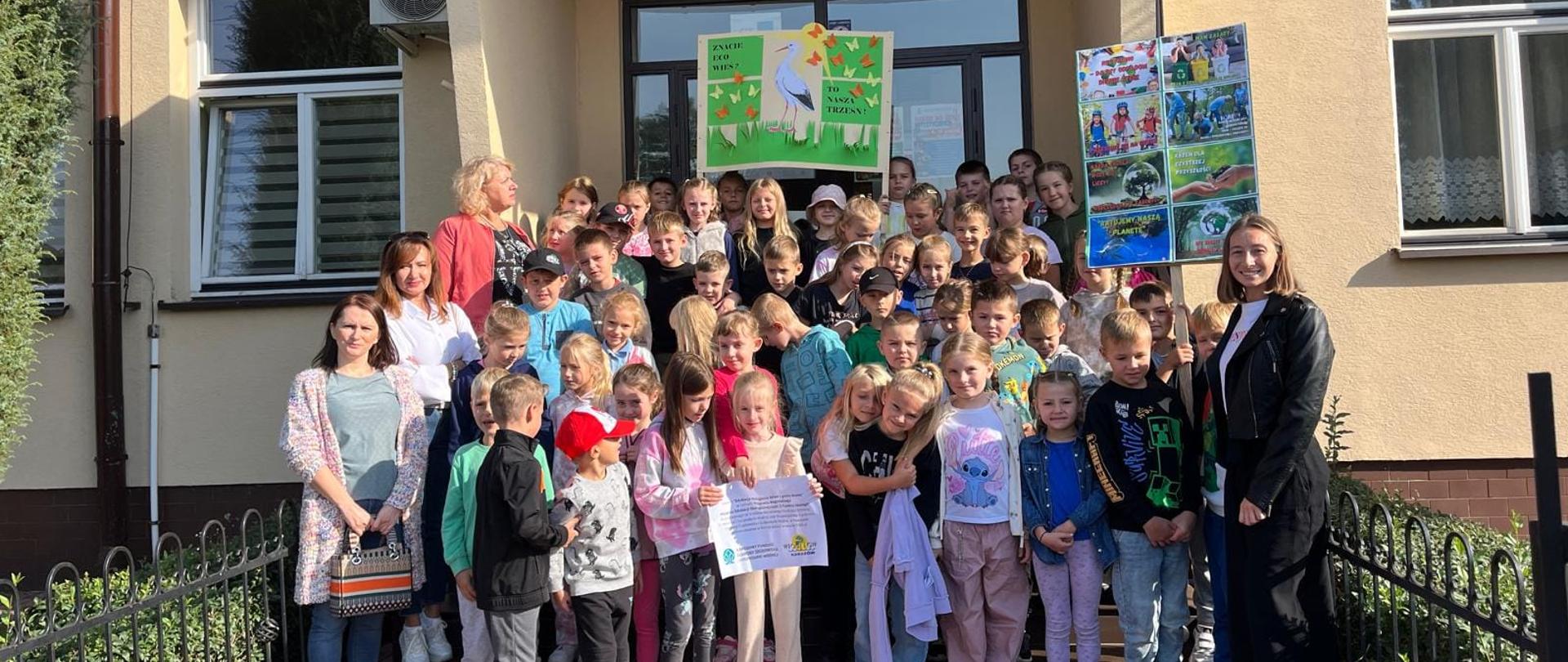 Przemarsz uczniów przez naszą okolicę z banerami informującymi o dbaniu o środowisko i powietrze