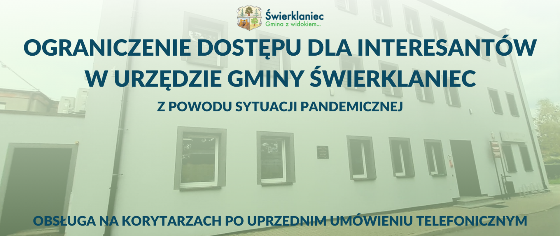 Ograniczenie dostępu dla interesantów - budynek urzędu gminy w jasnym kolorze. Zielony filtr na zdjęciu
