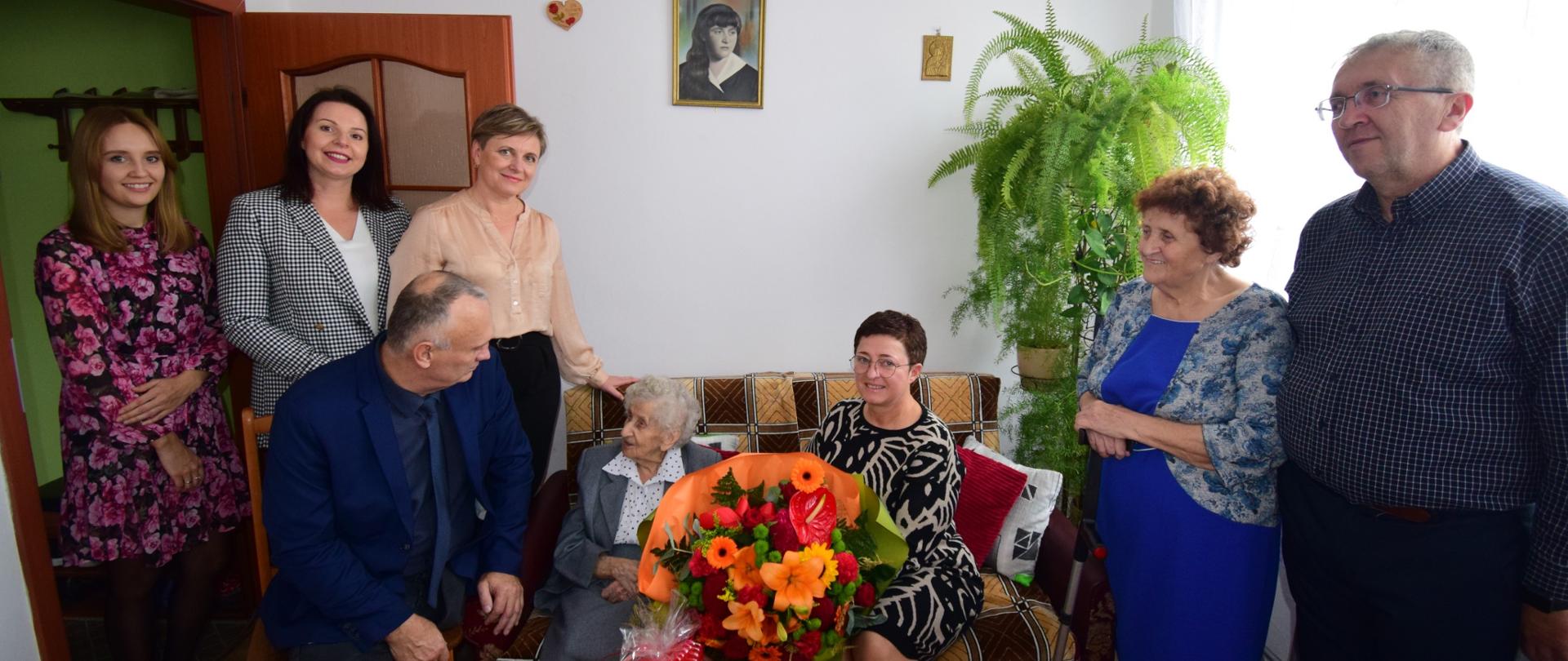 ludzie podczas uroczystości 100 urodzin jubilatki