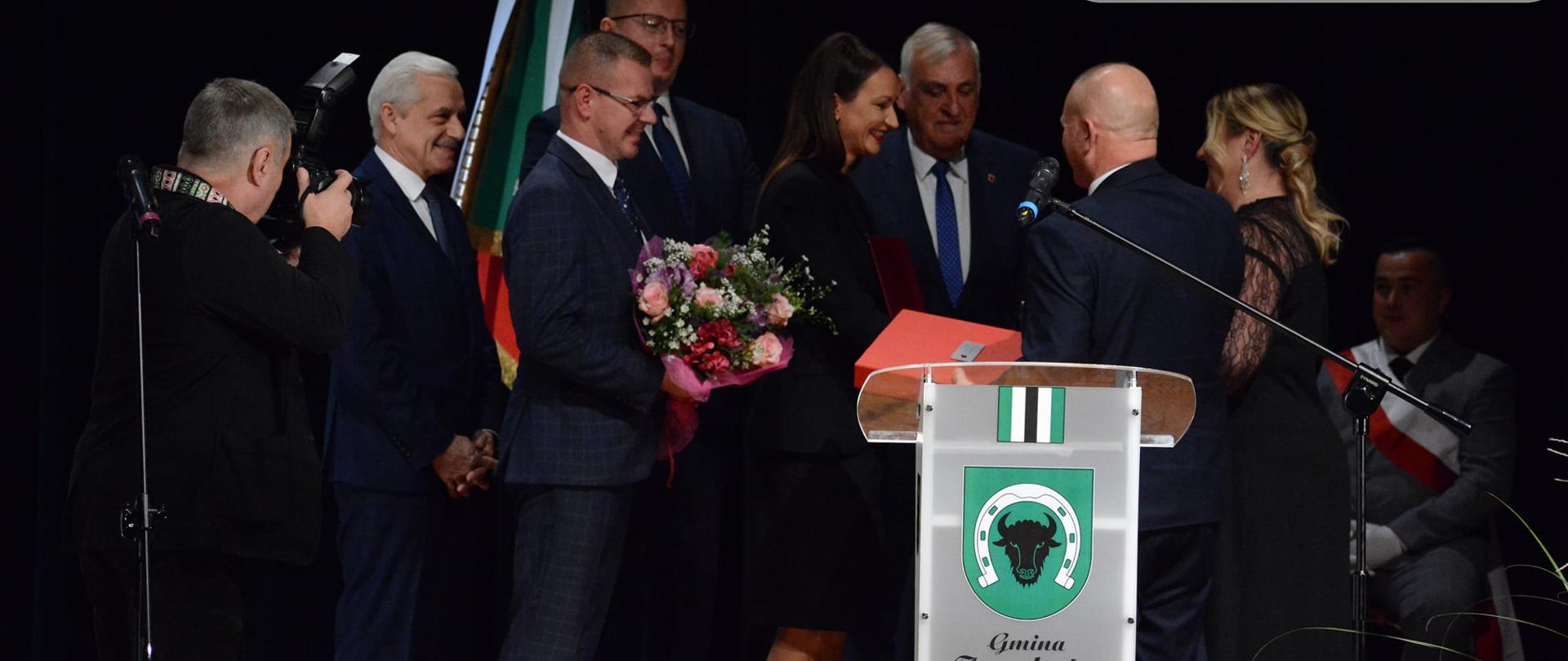 Delegacja Powiatu Zambrowskiego podczas jubileuszu przekazują na ręce Wójta i Przewodniczącej Rady Gminy Zambrów okolicznościowy grawerton i kwiaty
