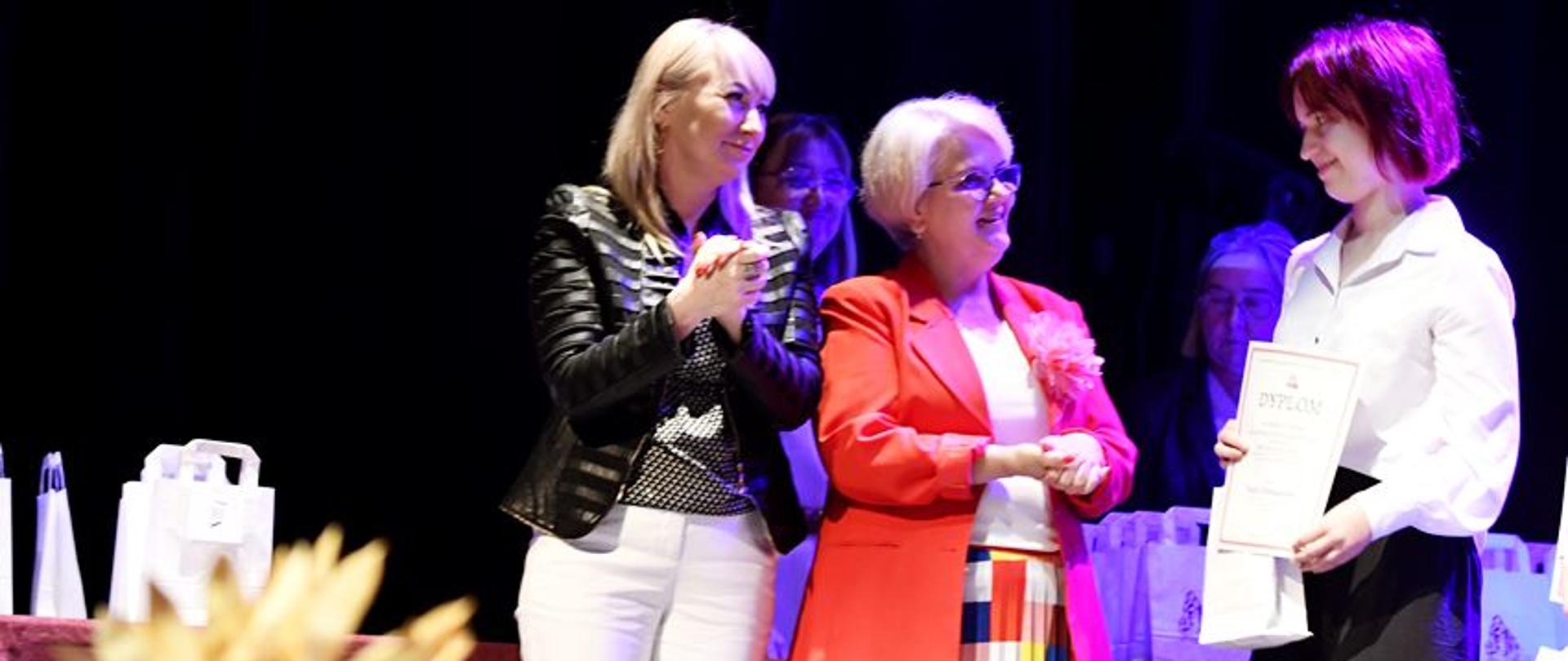 Monika Rybska-Korzępa, Renata Marmajewska wraz z jedną z laureatek