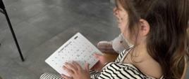 Uczniowie poznają alfabet braille'a