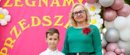 Dyrektor Ewelina Dorota Durzyńska pozuje do zdjęcia z absolwentami przedszkola