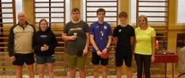 Dekoracja zawodników - czworo młodych uczestników turnieju stoi z medalami, obok pracownik OSiR oraz Organizator - Pan Janusz Ludwiczak