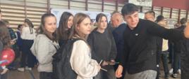 młodzież na sali gimnastycznej