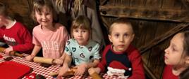 Dzieci w trakcie robienia pierniczków