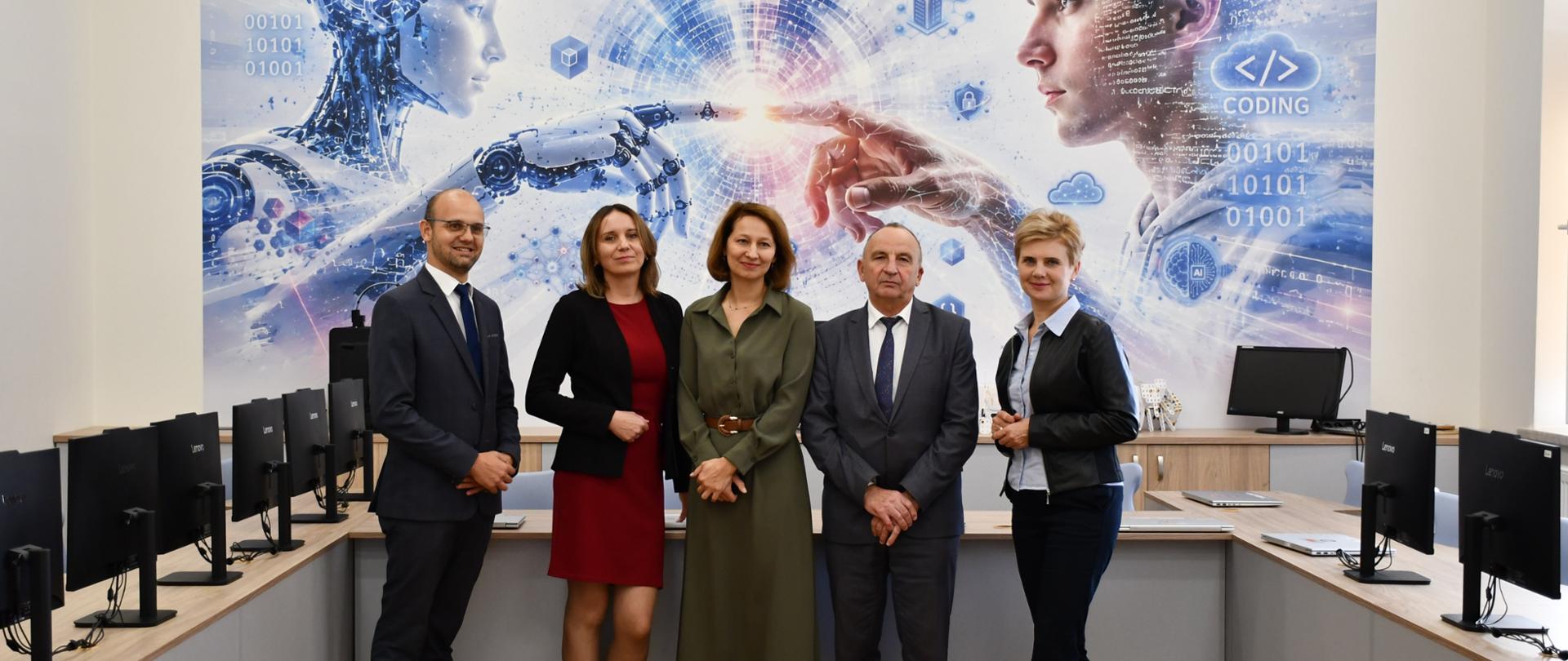 Na zdjęciu Dyrektor, Wicedyrektor wraz z Nauczycielami 1. Liceum w Dąbrowie Tarnowskiej, Wicestarosta Dąbrowski oraz Naczelnik Wydziału REZ