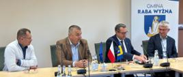 Przedstawiciele samorządu uczestniczą w spotkaniu w sali obrad Gminy Raba Wyżna.