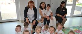 Dzieci biorące udział w wydarzeniu pozują do wspólnego zdjęcia