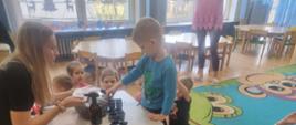 Dzieci w trakcie pracy przy zakładaniu ogrodu - przygotowanie sadzonek