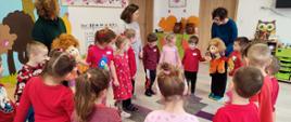 W trakcie zajęć - dzieci stoją w grupie przy nauczycielkach