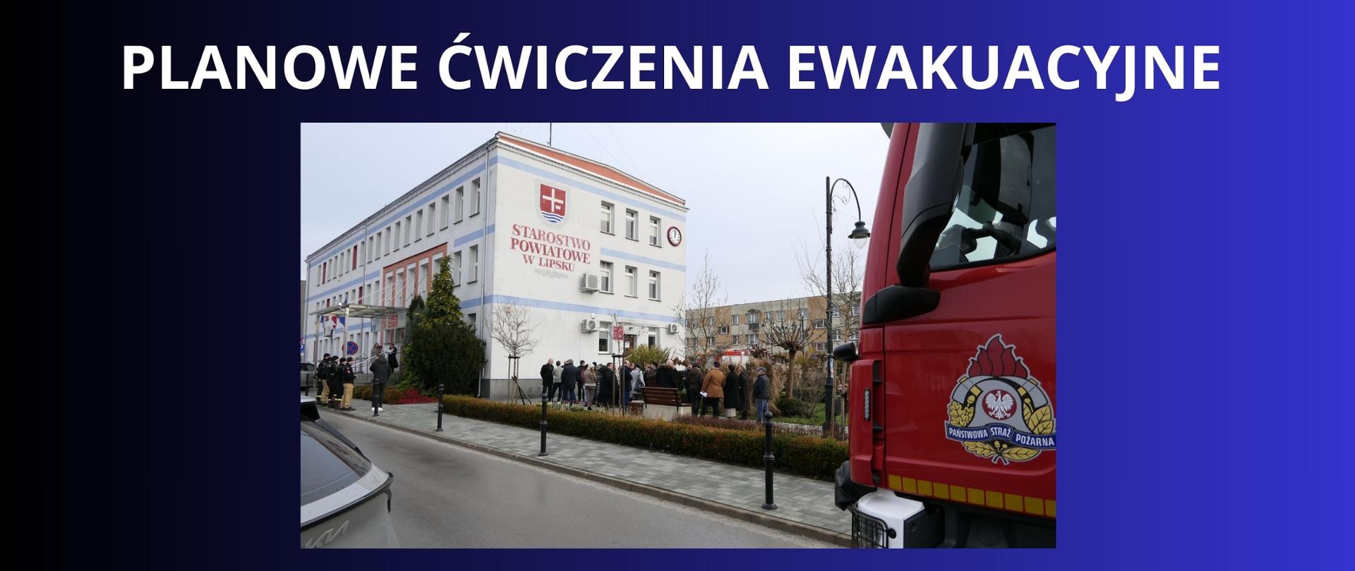 biały napis na granatowo czarnym tle _ "PLANOWE ĆWICZENIA EWAKUACYJNE" ZDJĘCIE BUDYNKU STAROSTWA POWIATOWEGO ORAZ ZEBRANYCH PRZED BUDYNKIEM PRACOWNIKOW W ASYŚCIE STRAŻY POŻARNEJ 