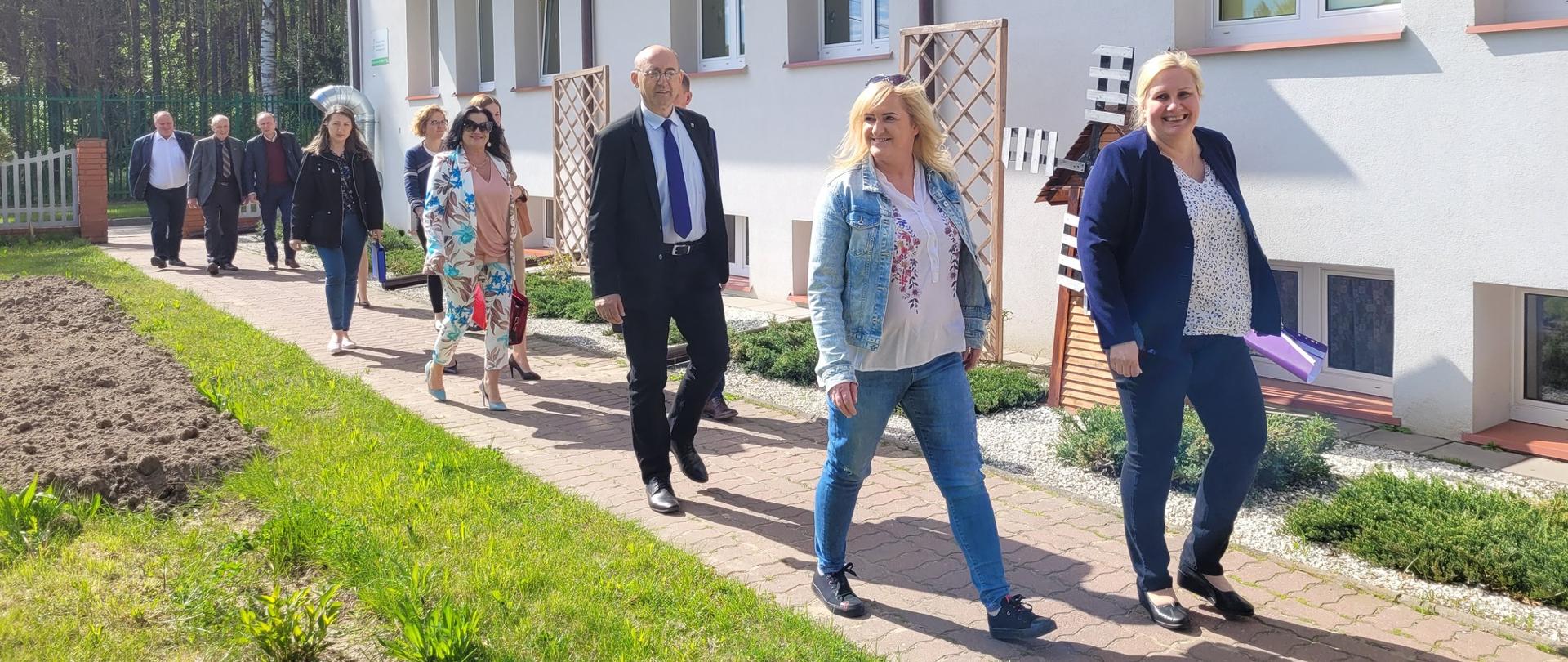 Komisja przed wejściem do budynku
