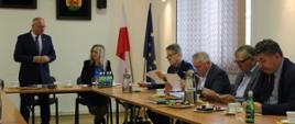 Starosta Hajnowski wita uczestników siedzących przy stole