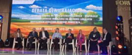 Specjaliści, uczestnicy debaty Forum Czystego Powietrza 2026 siedzą na tle ścianki promującej wydarzenie, skierowani są do publiczności.