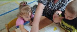 Zajęcia plastyczne - dzieci malują swoje kolorowanki