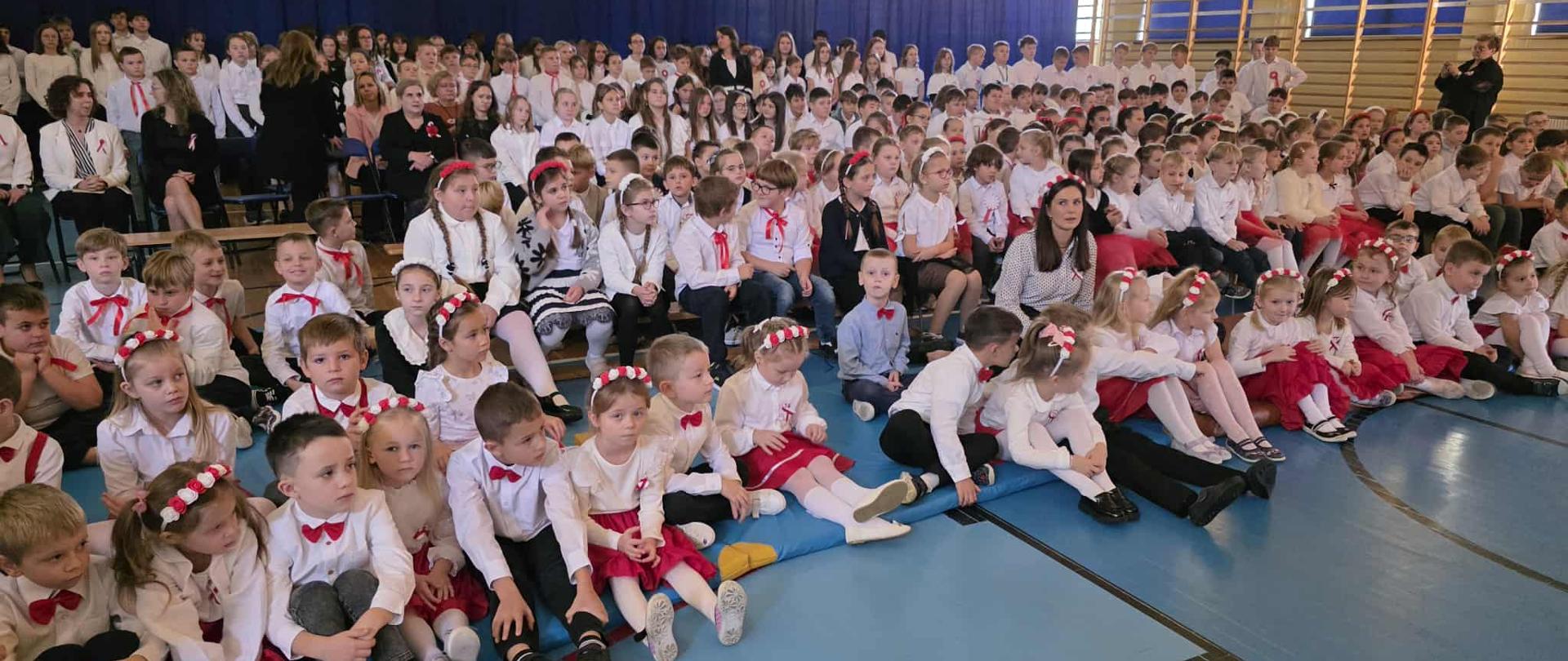 Uczniowie Zespołu Szkół w czasie apelu z okazji odzyskania przez Polskę niepodległości.