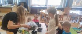 Dzieci w trakcie pracy przy zakładaniu ogrodu - przygotowanie sadzonek