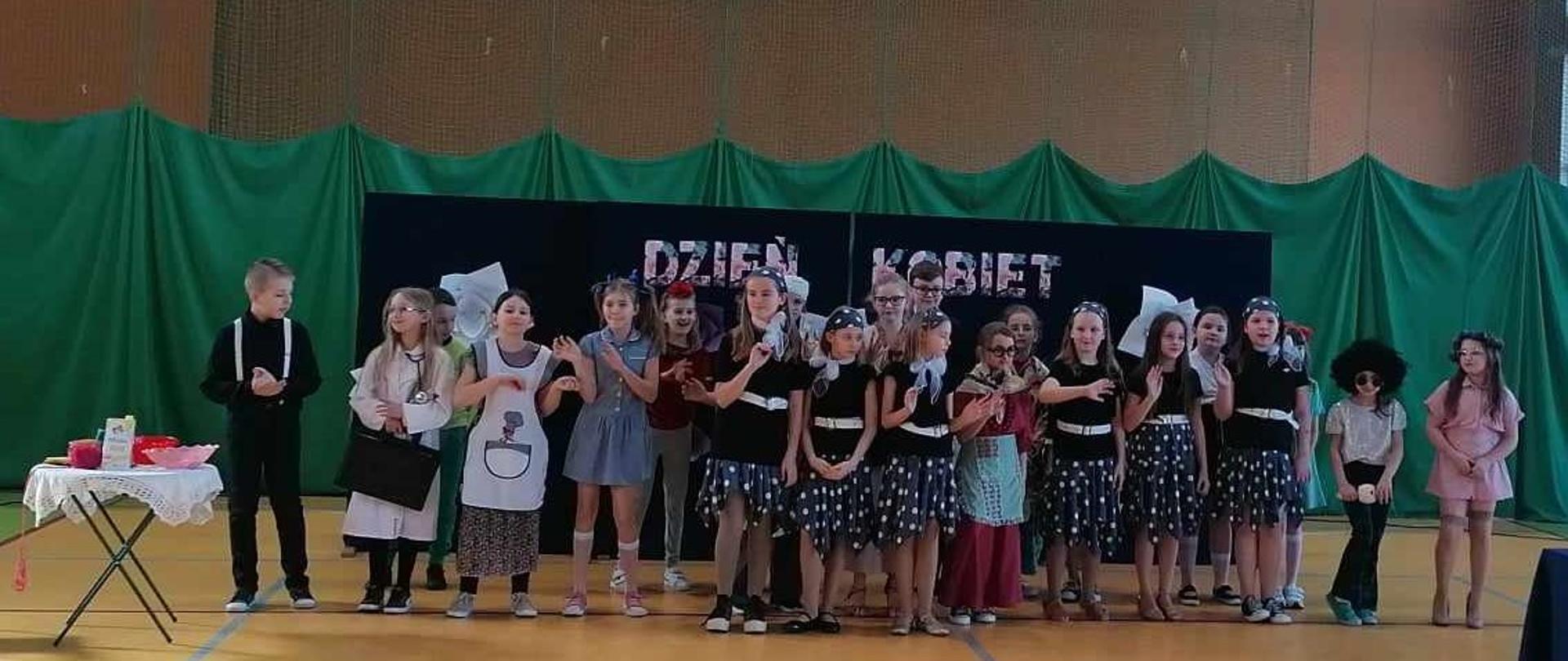 dzieci w przebraniach na dzień kobiet
