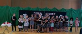 dzieci w przebraniach na dzień kobiet