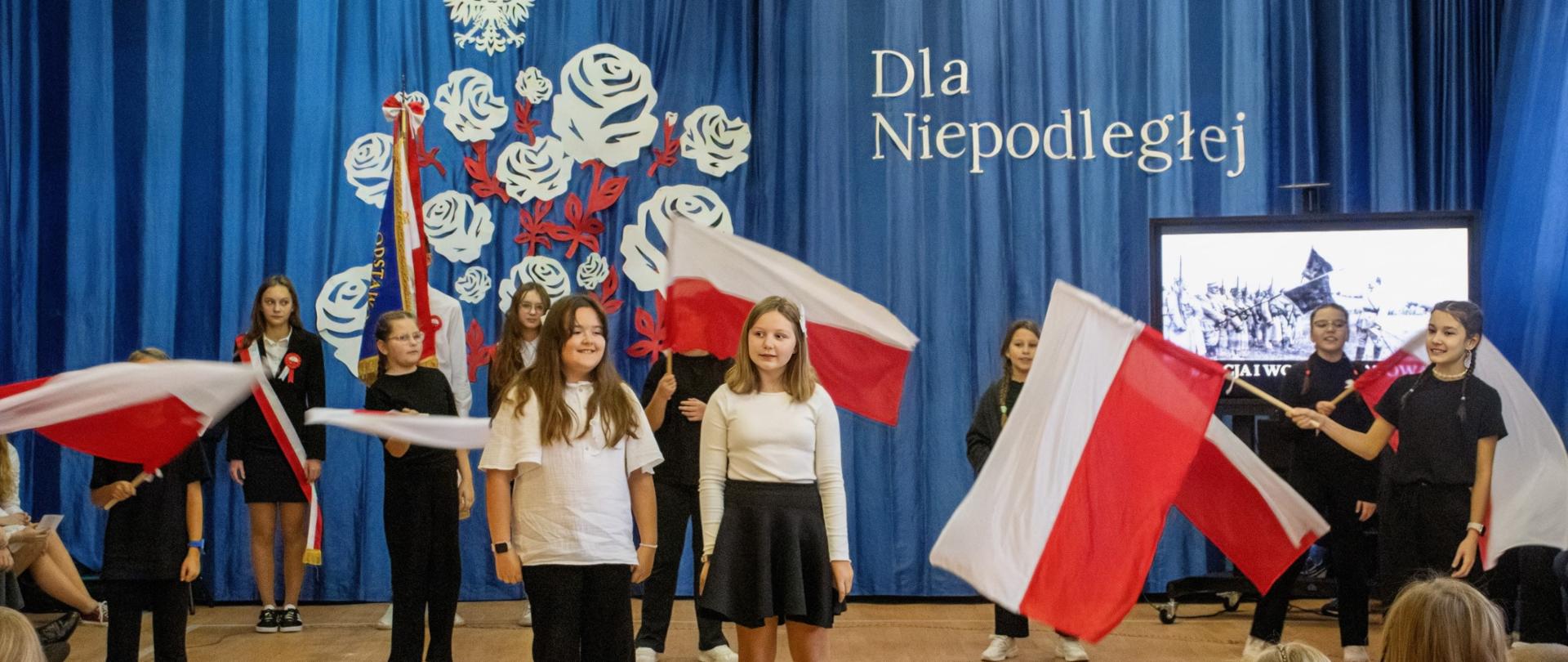 Szara piechota - muzyczna opowieść o odwadze i poświęceniu w wykonaniu klasy 4b.