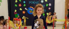 Dzieci ubrane w przygotowane przebrania z recyklingu idą po wybiegu - kolorowym dywanie