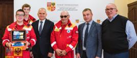 grupa mężczyzn wewnątrz