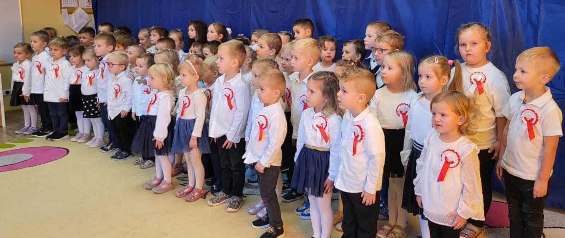 Przedszkolaki ubrane na galowo podczas śpiewu Mazurka Dąbrowskiego