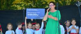 Wręczenie promesy na realizację projektu: Budowa i przebudowa dróg i parkingów na terenie Gminy Wierzbica. Na zdjęciach Wójt Gminy Wierzbica Bożena Deniszczuk, Wiceminister Sprawiedliwości Sebastian Kaleta, w tle dzieci z Gminnego Przedszkola w Wierzbicy