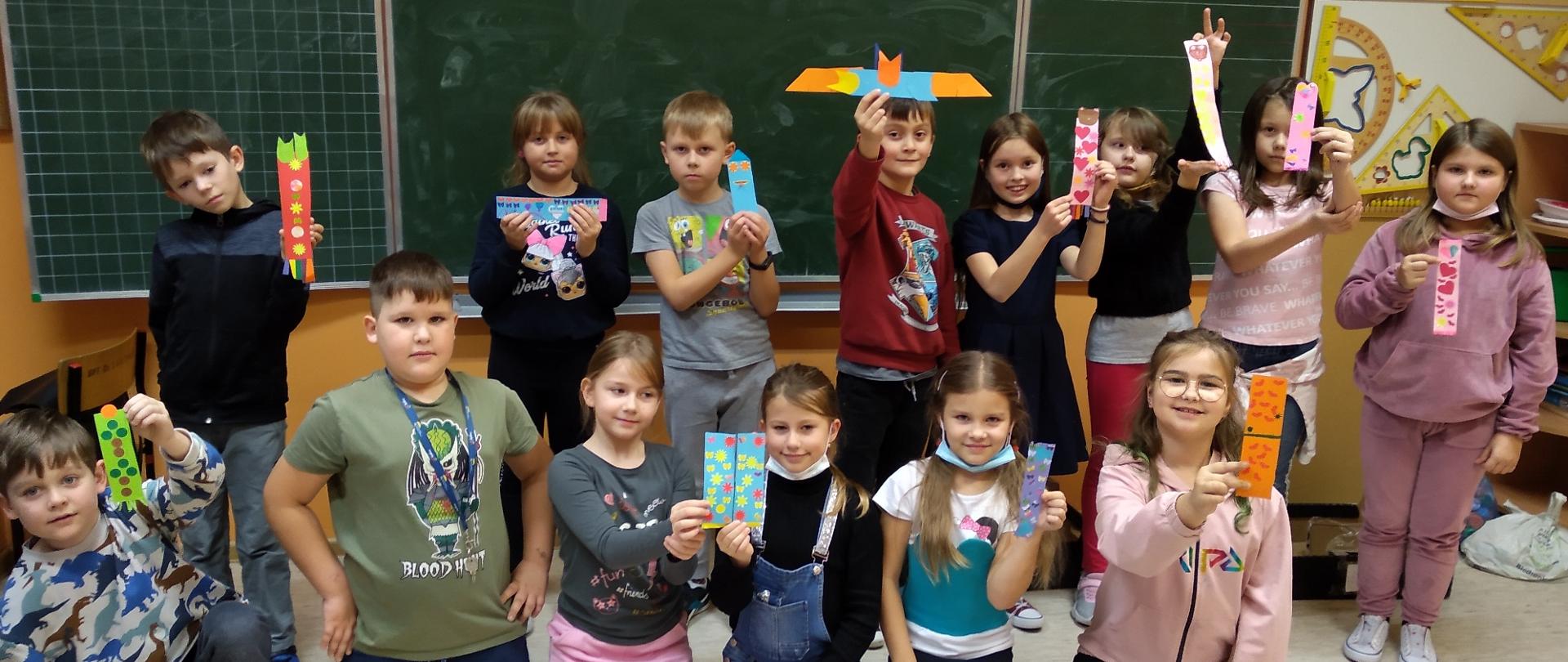 Dzieci trzymające zakładki do książek