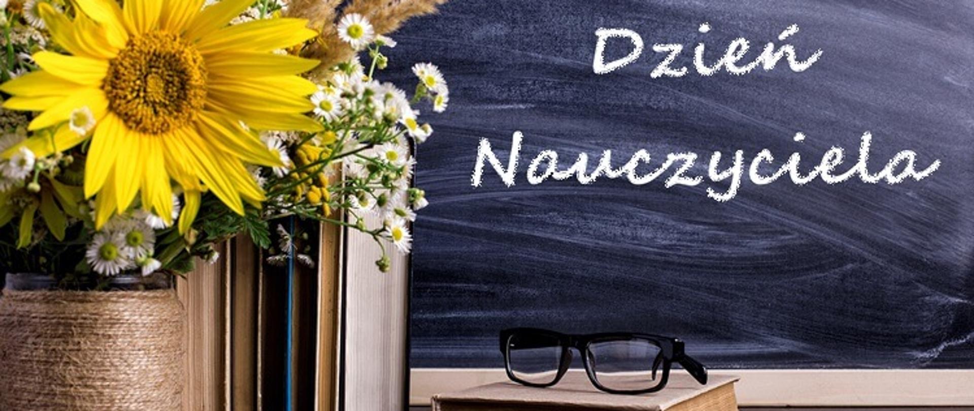 ciemne tło z prawej strony biały napis dzień nauczyciela pod spodem czarne okulary leżą na książce z lewej strony duży kwiat słonecznika i książki 