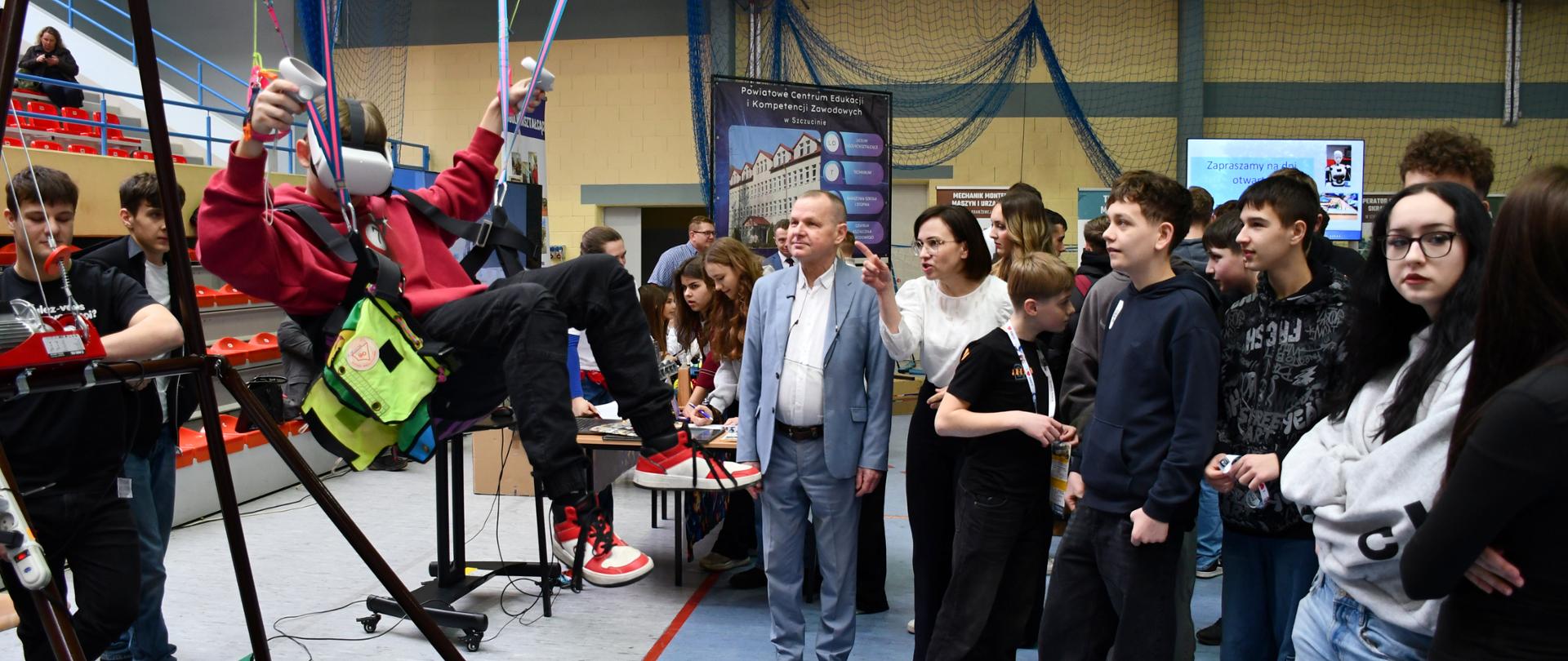 Starosta Dąbrowski na stoisku promującym PCEiKZ w Szczucinie