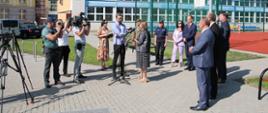 Konferencja prasowa na placu przed ZSM w Łapach
