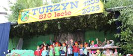 Dzieci podczas występu na scenie.
