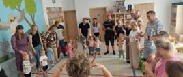 Dzieci i rodzice w trakcie zajęć w sali przedszkolnej