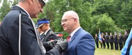 Starosta podczas przypięcia medalu