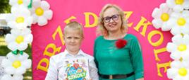 Dyrektor Ewelina Dorota Durzyńska pozuje do zdjęcia z absolwentami przedszkola