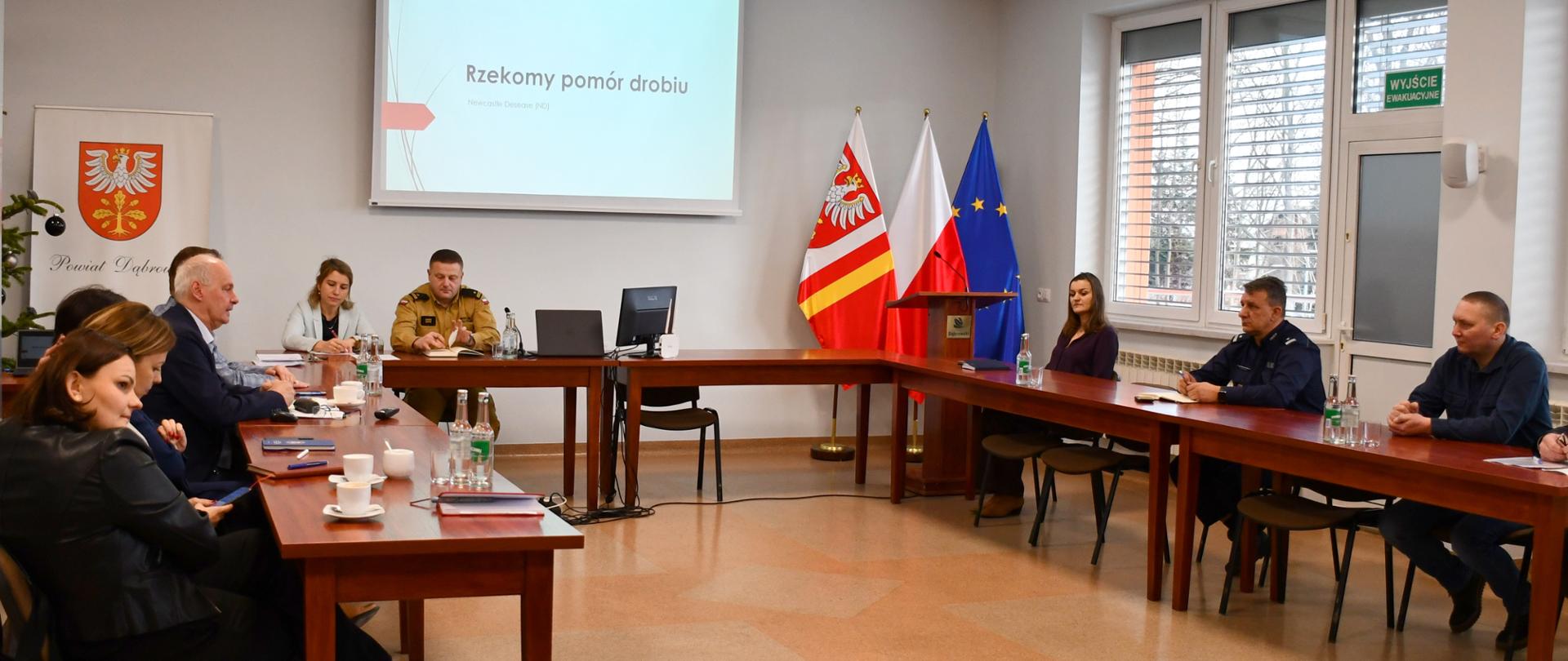Samorządowcy oraz przedstawiciele służb, inspekcji i jednostek organizacyjnych podczas posiedzenia.