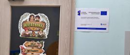 zdjęcia z wnętrza budynku przedszkola, na których widać plakaty informacyjne