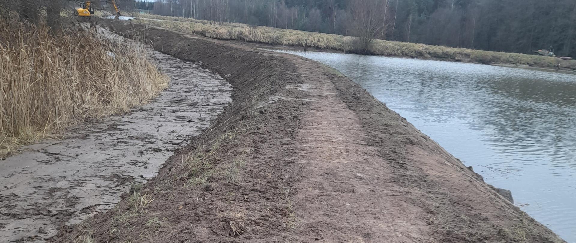 Wał na zbiorniku wodnym