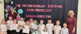 Nauczycielki, Dyrekcja i nagrodzone dzieci pozują do zdjęcia