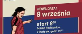 mężczyzna kopie piłkę