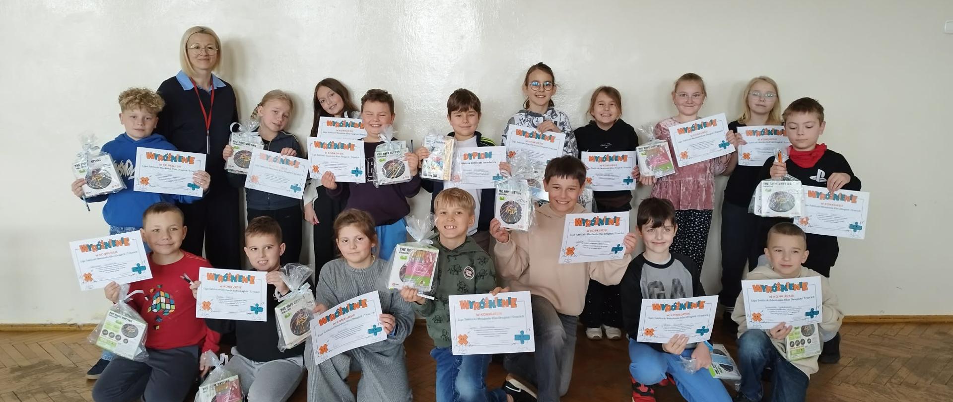 Szkolna liga tabliczki mnożenia dla klas drugich i trzecich. 