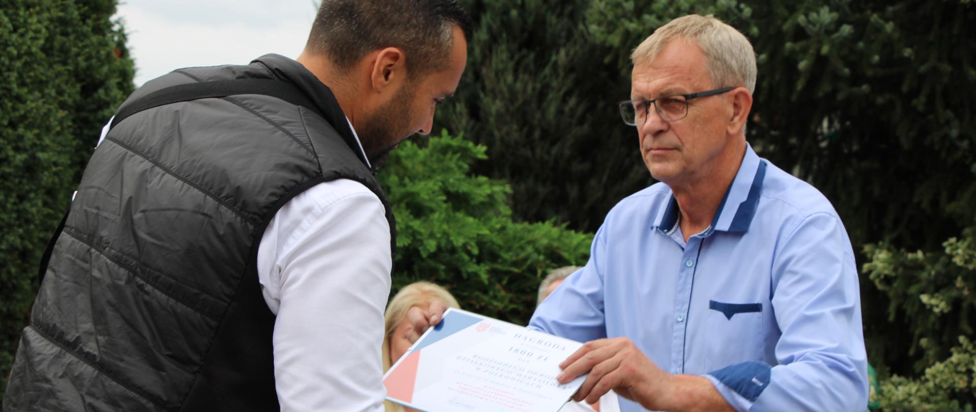 Wicestarosta Polkowicki wręcza nagrodę dla Rodzinnych Ogrodów Działkowych