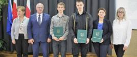 Nagrodzeni uczniowie pozują do zdjęcia z przedstawicielami powiatowych władz i dyrekcją ZSZ