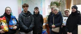 Uczniowie z II LO z DNJB odbierają karmę